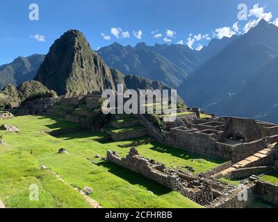 MACHU PICCHU edifici residenziali e domestici dell'antica città di Incas. La più grande attrazione storica di inka in Perù. Splendida vista sull'antica Inca c Foto Stock