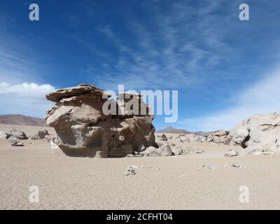 Formazione rocciosa surreale nel deserto Salar de Uyuni Bolivia. Foto Stock