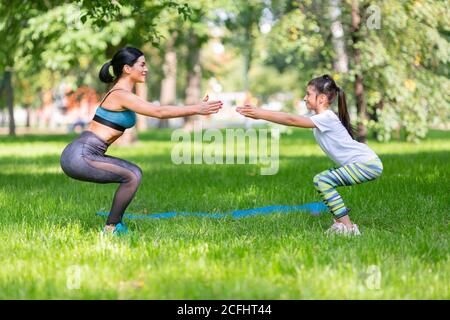 Mamma e figlia lavorano insieme nel parco cittadino. Foto Stock