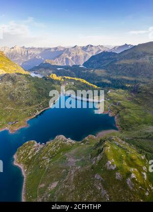 Veduta aerea della diga di Laghi Gemelli all'alba. Branzi, Val Brembana, Alpi Orobie, Bergamo, Bergamo, Lombardia, Italia. Foto Stock