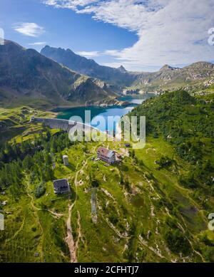 Veduta aerea dei Laghi Gemelli, della diga e del suo rifugio. Branzi, Val Brembana, Alpi Orobie, Bergamo, Provincia di Bergamo, Lombardia, Italia, Europa. Foto Stock