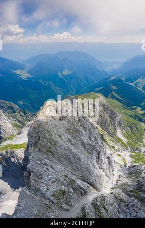 Panorama aereo della montagna Presolana dall'alto in estate. Val Seriana, Bergamo, Lombardia, Italia, Sud Europa. Foto Stock