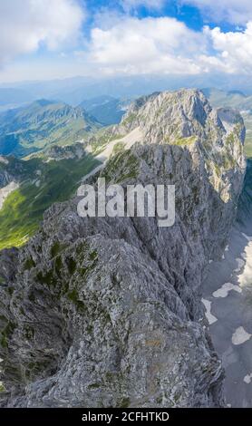 Panorama aereo della montagna Presolana dall'alto in estate. Val Seriana, Bergamo, Lombardia, Italia, Sud Europa. Foto Stock