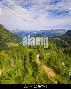 Veduta aerea della Cappella degli Alpini all'alba. Branzi, Val Brembana, Alpi Orobie, Bergamo, Provincia di Bergamo, Lombardia, Italia, Foto Stock