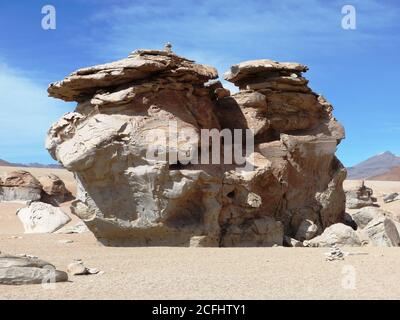 Valle de Rocas nel deserto di Siloli, Bolivia. Luogo con insolite e accattivanti formazioni rocciose formate da erosione del vento e attività vulcanica. Foto Stock