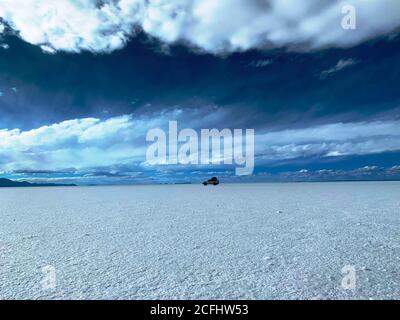 Bianco vasto unico deserto Salar de Uyuni, Bolivia, Altiplano altopiano, Sud America Foto Stock