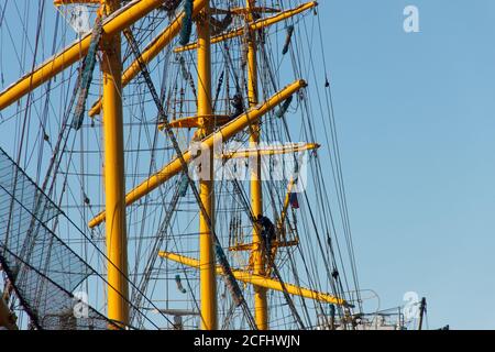 Vladivostok, Russia - 06 ottobre 2019: Preparazione della fregata a vela Pallas ("Pallada") per un viaggio nel mondo nel porto di Vladivosto Foto Stock