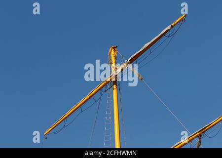 Alberi, iarde, cavi e armature di una grande nave a vela da vicino. Foto Stock