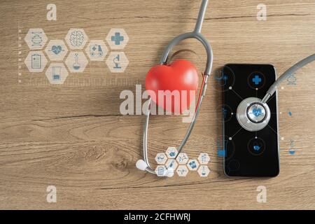 Ci interessa la vulnerabilità di salute che controlla il suo portatile e i dati medici Protezione con controllo delle violazioni sullo smartphone Foto Stock