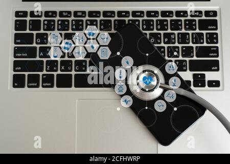 Ci interessa la vulnerabilità di salute che controlla il suo portatile e i dati medici Protezione con controllo delle violazioni sullo smartphone Foto Stock