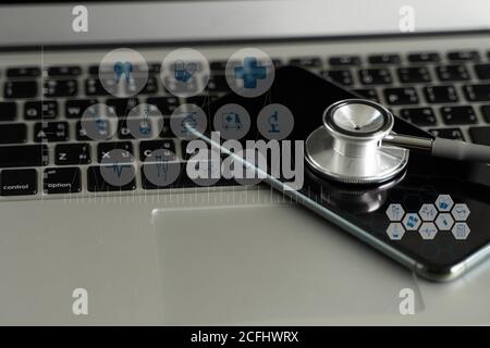 Ci interessa la vulnerabilità di salute che controlla il suo portatile e i dati medici Protezione con controllo delle violazioni sullo smartphone Foto Stock