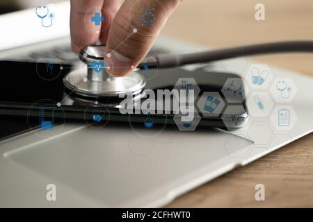 Ci interessa la vulnerabilità di salute che controlla il suo portatile e i dati medici Protezione con controllo delle violazioni sullo smartphone Foto Stock