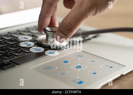 Ci interessa la vulnerabilità di salute che controlla il suo portatile e i dati medici Protezione con controllo delle violazioni sullo smartphone Foto Stock