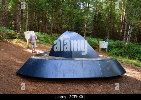 Disco volante sul sentiero UFO a Rendlesham Forest, Suffolk, Regno Unito Foto Stock