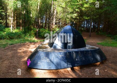 Disco volante sul sentiero UFO a Rendlesham Forest, Suffolk, Regno Unito Foto Stock