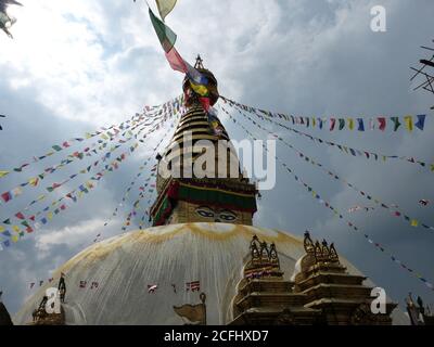 Buddista Santo stupa Swayambhunath nella valle di Kathmandu, Nepal. Tempio delle scimmie. Bandiere colorate di preghiera sul vento. Autoesistente. Zen. Meditazione. Foto Stock