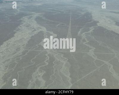 Le linee nasca sono geoglifi giganteschi di gruppo formati da depressioni o incisioni poco profonde fatte nel suolo del deserto di Nazca nel Perù meridionale. Foto aerea. Foto Stock