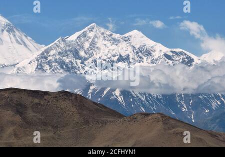 Maestose montagne dell'Himalaya, distretto di Mustang, Nepal. Muktinath valle. Regno lo. Cime innevate dell'Himalaya. Paesaggio panoramico di montagna. Foto Stock