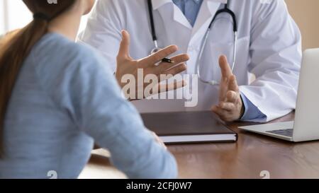 Primo piano medico terapeuta che consulta paziente femminile al meeting Foto Stock