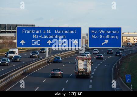 MAGONZA, GERMANIA - 08 dic 2017: Magonza, Germania - dic, 08, 2017: Auto sull'autostrada tedesca A60 con indicazioni blu in direzione Francoforte a. Principale, Ger Foto Stock