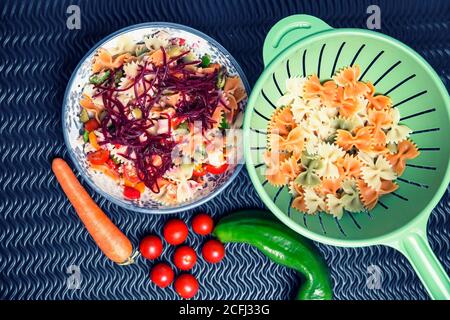 vista dall'alto della deliziosa insalata di pasta con ingredienti vegetali Foto Stock