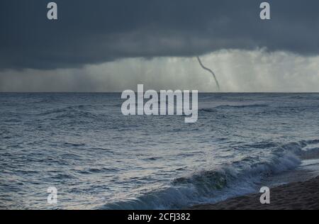 Tempesta sul mare con tornado Foto Stock