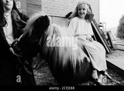 I bambini rifugiati bosniaci si mescolano con gli alunni locali della St Peter’s School di Pitsford, Northampton, mentre partecipano alle attività natalizie. 10 dicembre 1992. Foto: Neil Turner Foto Stock