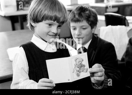 I bambini rifugiati bosniaci si mescolano con gli alunni locali della St Peter’s School di Pitsford, Northampton, mentre partecipano alle attività natalizie. 10 dicembre 1992. Foto: Neil Turner Foto Stock