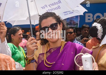 Pune, India - 4 settembre 2017: Un membro del Rotary club che indossa la tradizionale marea indù durante il festival di visarjan Ganpati a pune. Membri stranieri di Foto Stock