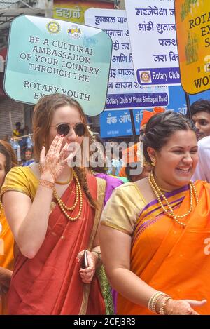 Pune, India - 4 settembre 2017: Un membro del Rotary club che indossa la tradizionale marea indù durante il festival di visarjan Ganpati a pune. Membri stranieri di Foto Stock