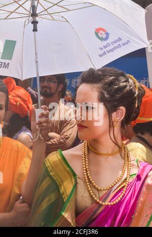 Pune, India - 4 settembre 2017: Un membro del Rotary club che indossa la tradizionale marea indù durante il festival di visarjan Ganpati a pune. Membri stranieri di Foto Stock