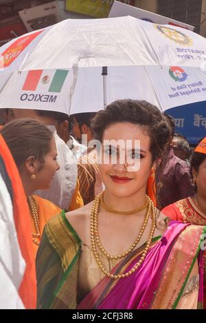 Pune, India - 4 settembre 2017: Un membro del Rotary club che indossa la tradizionale marea indù durante il festival di visarjan Ganpati a pune. Membri stranieri di Foto Stock