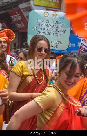 Pune, India - 4 settembre 2017: Un membro del Rotary club che indossa la tradizionale marea indù durante il festival di visarjan Ganpati a pune. Membri stranieri di Foto Stock