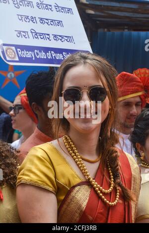 Pune, India - 4 settembre 2017: Un membro del Rotary club che indossa la tradizionale marea indù durante il festival di visarjan Ganpati a pune. Membri stranieri di Foto Stock