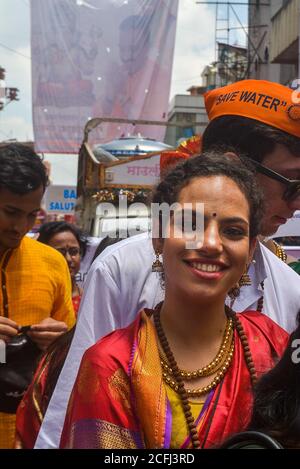 Pune, India - 4 settembre 2017: Un membro del Rotary club che indossa la tradizionale marea indù durante il festival di visarjan Ganpati a pune. Membri stranieri di Foto Stock