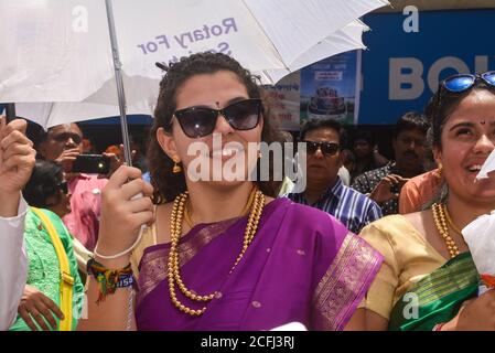 Pune, India - 4 settembre 2017: Un membro del Rotary club che indossa la tradizionale marea indù durante il festival di visarjan Ganpati a pune. Membri stranieri di Foto Stock