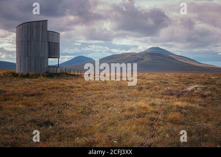 RSPB torre di osservazione a Forsinard che guarda fuori sul flusso Paese verso il ben Griams Foto Stock
