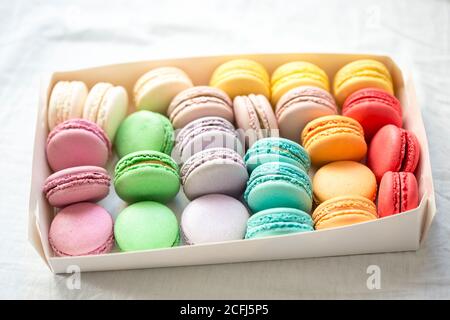 Macaroni colorati biscotti: Vaniglia, limone, mirtillo, pistacchio, arancia, fragola, lampone Foto Stock