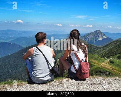 LITTLE FATRA, SLOVACCHIA - 08/03/2018: Coppia di giovani e donne che guardano il picco di Stony Big Rozsutec nel Parco Nazionale di Little Fatra. Foto Stock