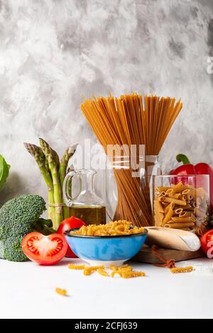 Pasta e ingredienti a grani interi non cotti Foto Stock