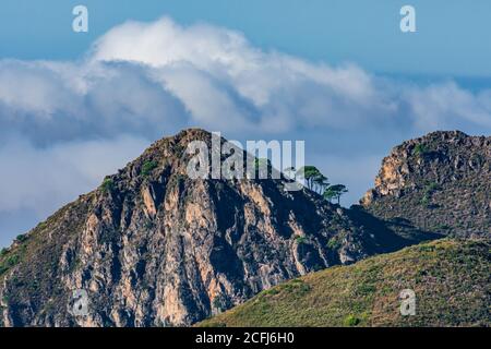 Vista della Sierra Almijara, Tejeda e Alhama dal punto di vista della strada della capra, con basse nuvole che coprono le cime delle montagne. Foto Stock