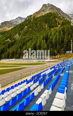 Visita all'arena del biathlon di Anterselva. Alpi dolomitiche, Italia Foto Stock