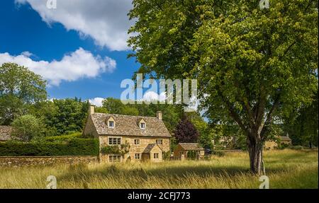 Cotswold Cottage in pietra nel piccolo villaggio di Wyck Rissington. Foto Stock