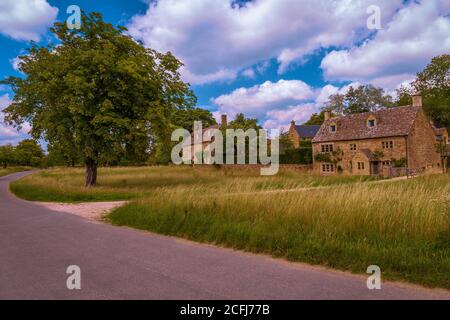 Cotswold Cottage in pietra nel piccolo villaggio di Wyck Rissington. Foto Stock