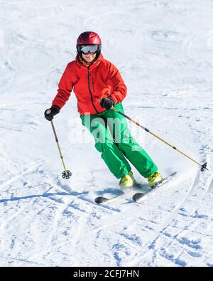 Sci alpino su piste preparate in modo perfetto Foto Stock