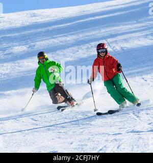 Sci alpino su piste preparate in modo perfetto Foto Stock