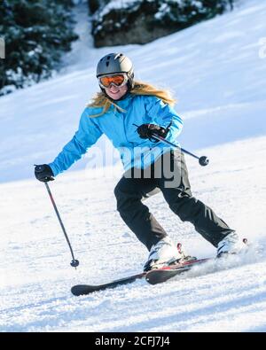 Sci alpino su piste preparate in modo perfetto Foto Stock