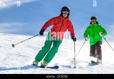 Sci alpino su piste preparate in modo perfetto Foto Stock