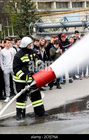 04 24 2019. Divnoye, territorio di Stavropol, Russia. Dimostrazioni di soccorritori e vigili del fuoco del dipartimento locale dei vigili del fuoco nella scuola agrotecnica Foto Stock