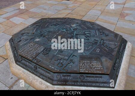 Brass 3D orientamento mappa con braille su Kings Parade fuori Great St Mary's Church a Cambridge, Cambridgeshire, UK. Foto Stock